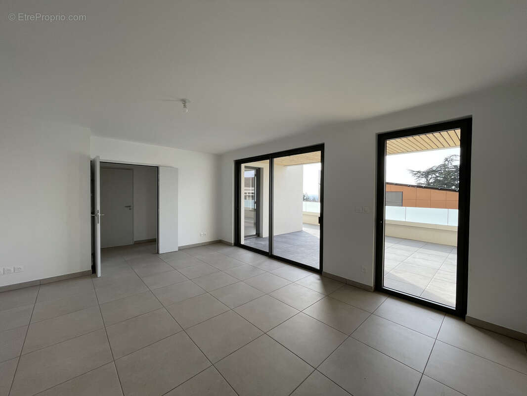 Appartement à LA TOUR-DE-SALVAGNY