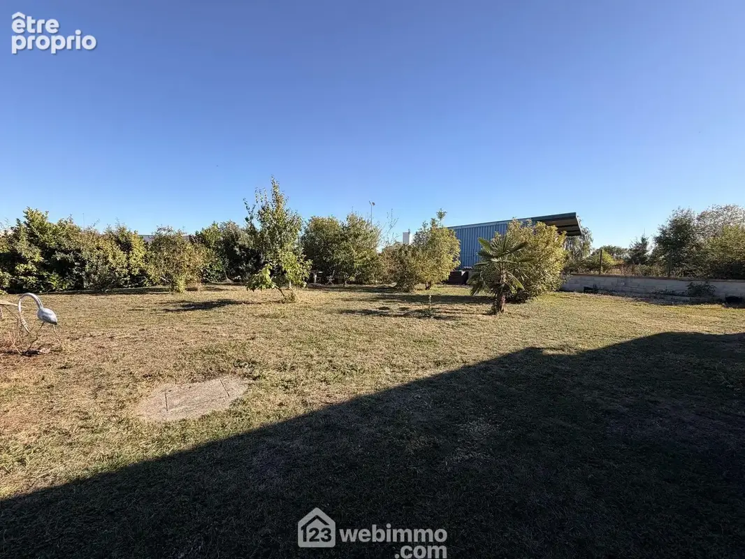 Erigé sur terrain entièrement clos de 1227 m²