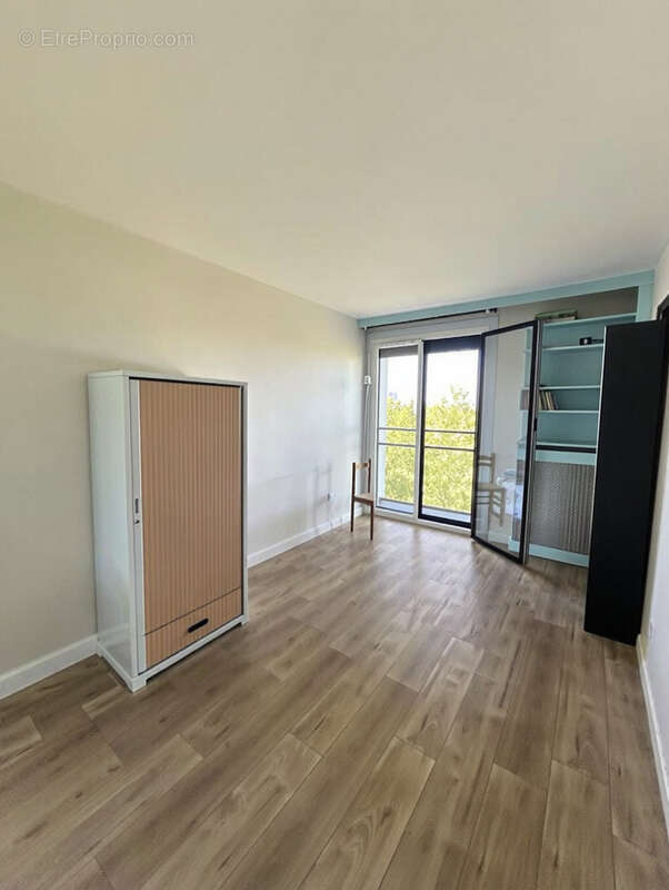 Appartement T4 lumineux avec balcon loggia   Immeuble rénové, sans vis-à-vis, cadre verdoyant   DPE : D - photo 4