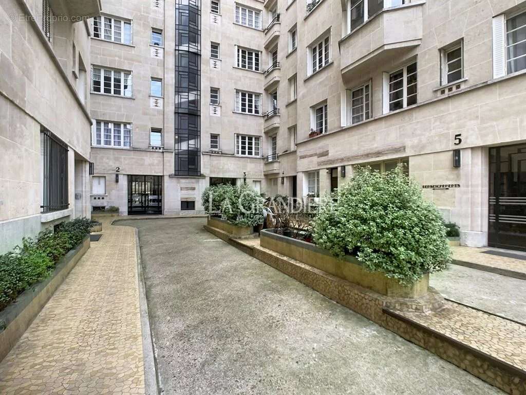 Appartement à PARIS-16E