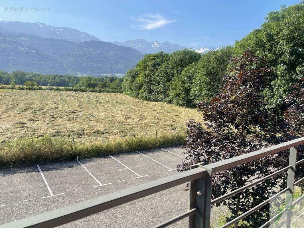 Commerce à LA TERRASSE