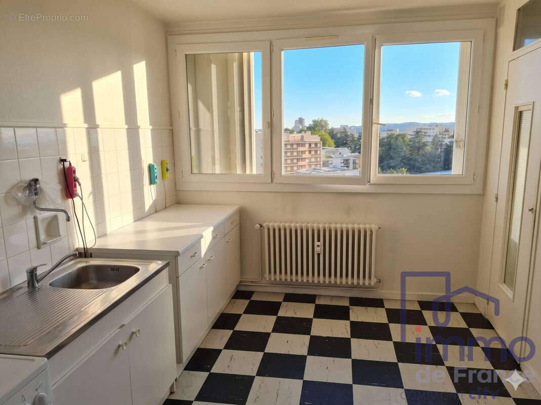 Appartement 58 m² à Saint-Etienne  - photo 2