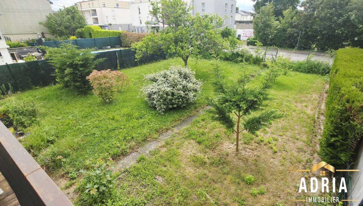 Vue du jardin depuis la terrasse - Maison à MOULINS-LES-METZ