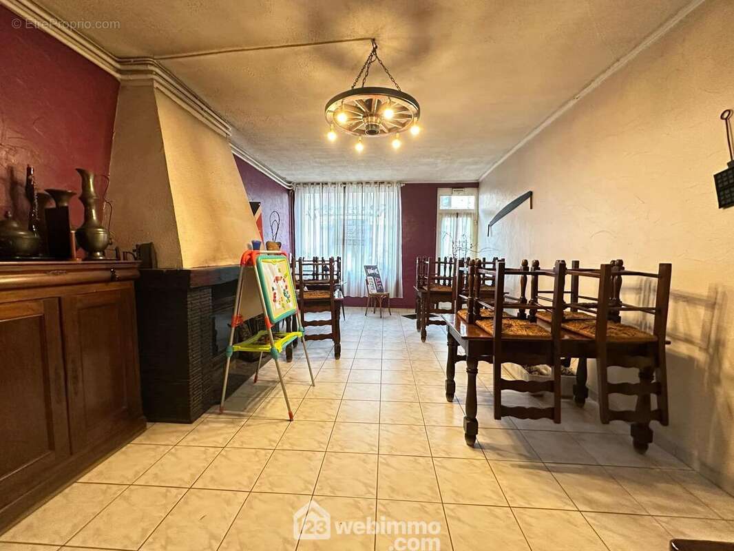 Vous pouvez y recevoir vos clients - Maison à CRECY-SUR-SERRE