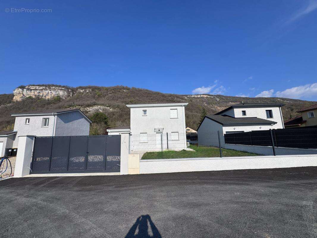 Maison à MONTAGNIEU