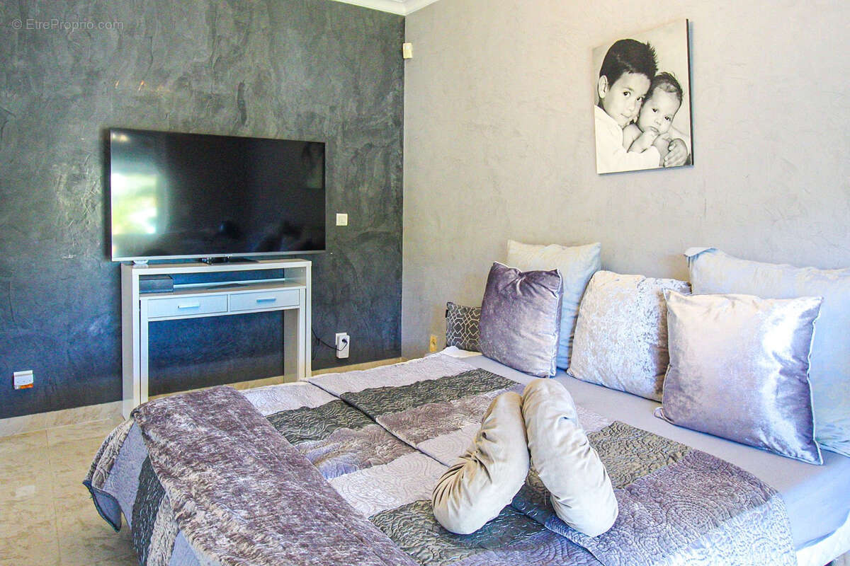 Villa de prestige aux prestations exceptionnelles   250 m2 habitables sur 2 750 m2 de terrain - photo 10
