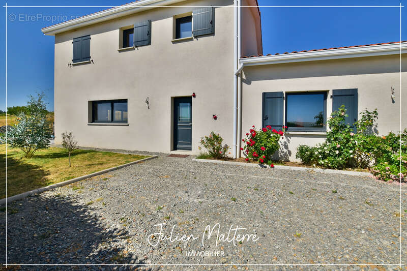 Maison récente de 170 m² sur 2100 m² de terrain préservés, 7 pièces, 5 chambres dont dressing, garage de 85 m² à MAROLS (42) - photo 38