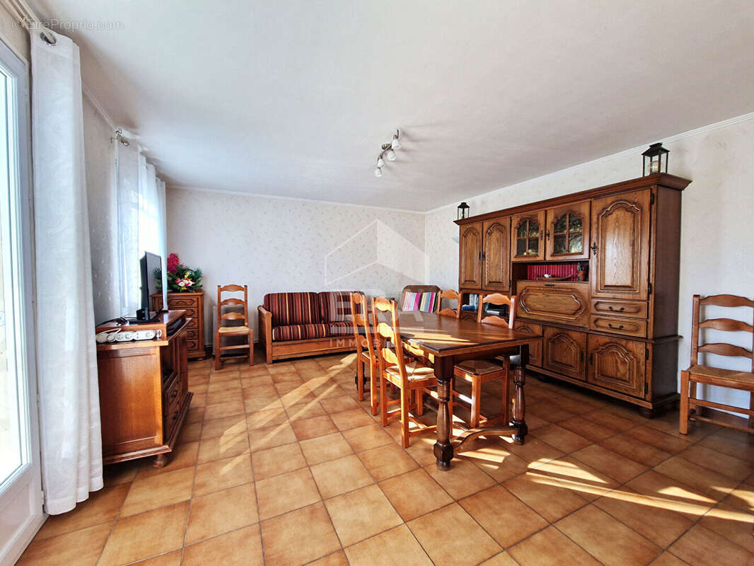 Maison à CHATEAUNEUF-VAL-SAINT-DONAT