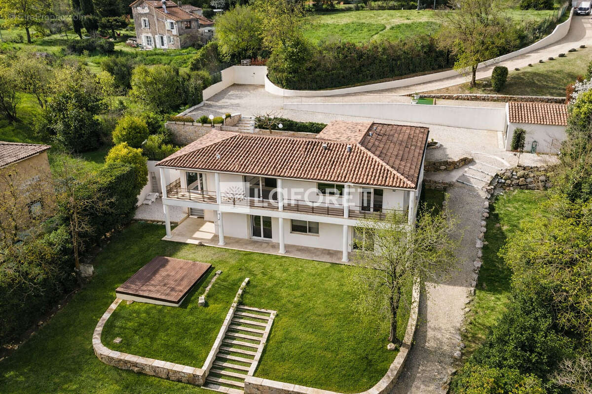 Maison à CHATEAUNEUF-GRASSE
