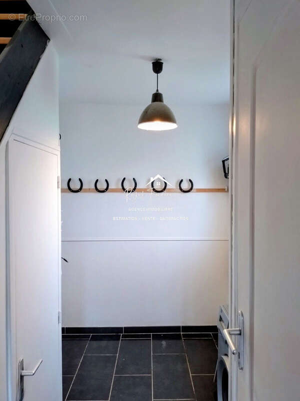 Rangement sous l'escalier  - Maison à BOSSAY-SUR-CLAISE