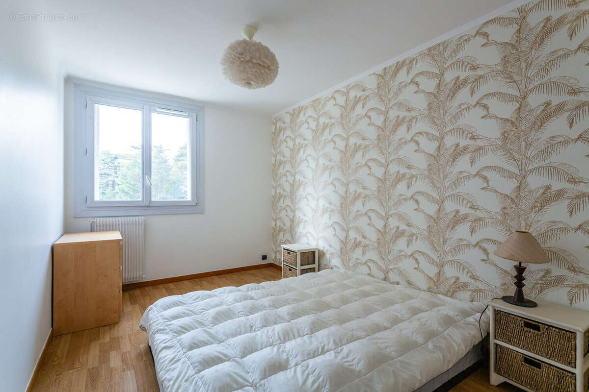 Chambre spacieuse  appartement familial 3 chambres Oullins - Appartement à OULLINS