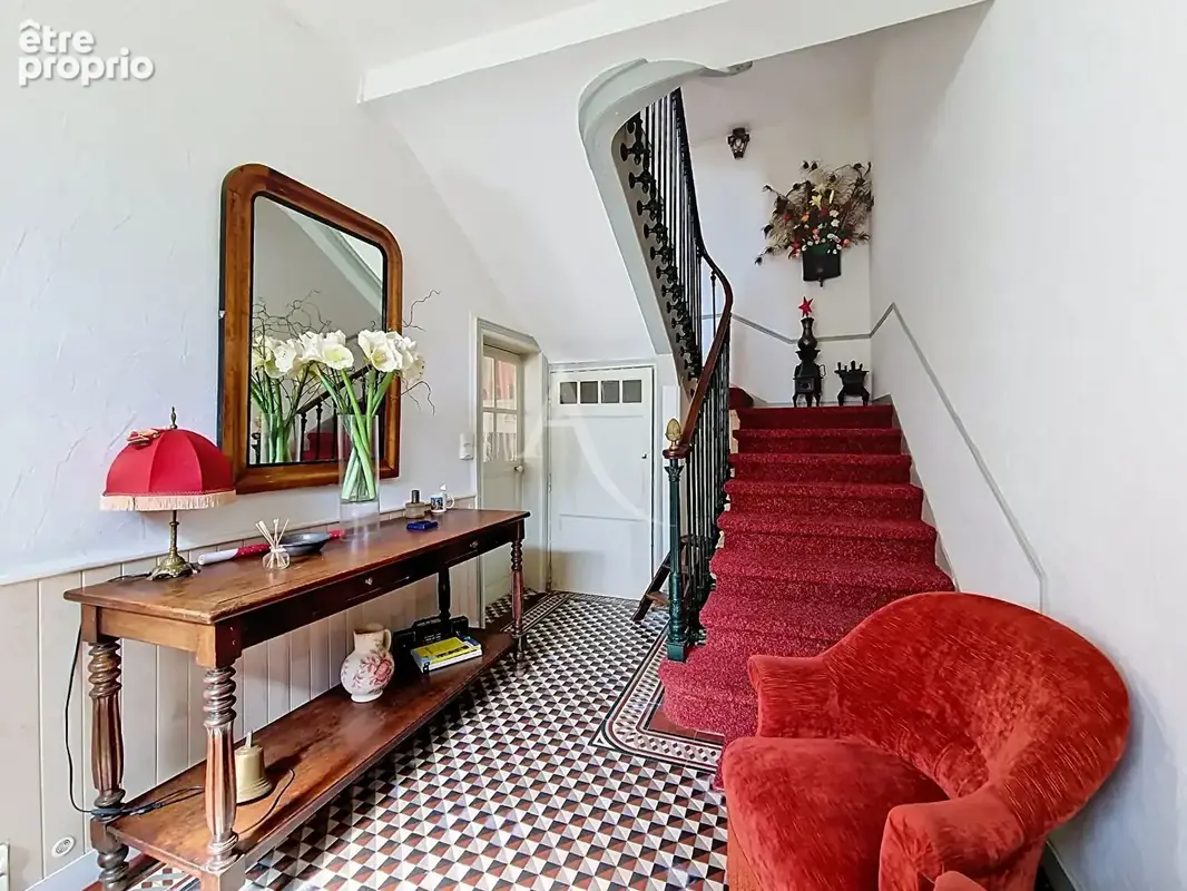 Immeuble de caractère avec appartement familial et local commercial loué - photo 2