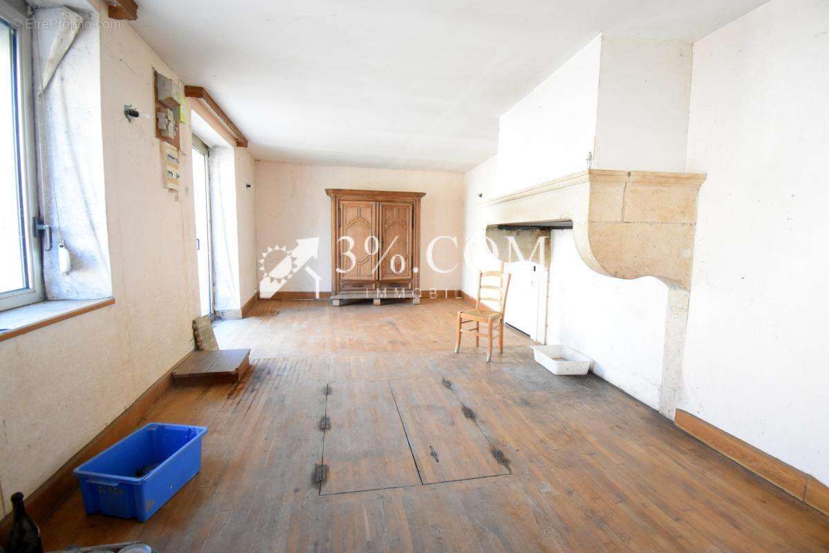 Maison de caractère de 280 m2 à rénover sur un terrain d'env - photo 8