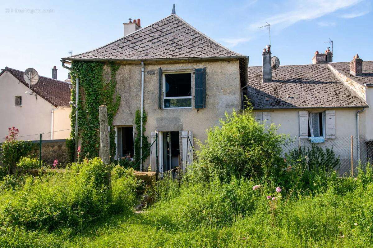 Grande maison de ville avec jardin clos et fort potentiel locatif au cœur de La Souterraine - photo 3