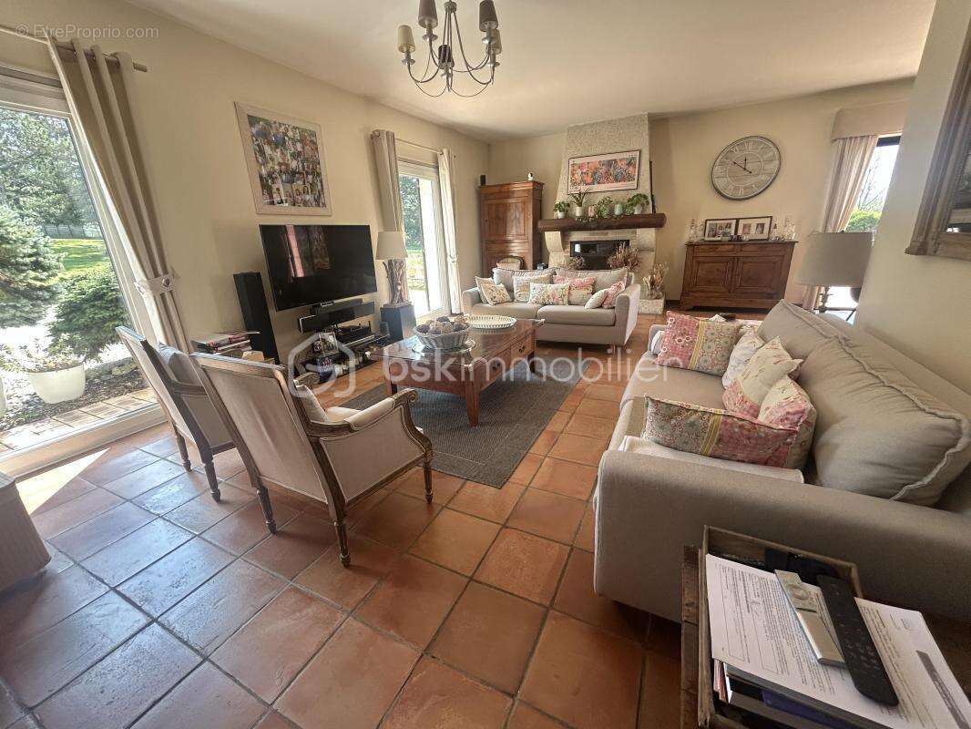 Belle maison plain pied - 4/5 chambres - veranda - piscine - terrain - photo 4