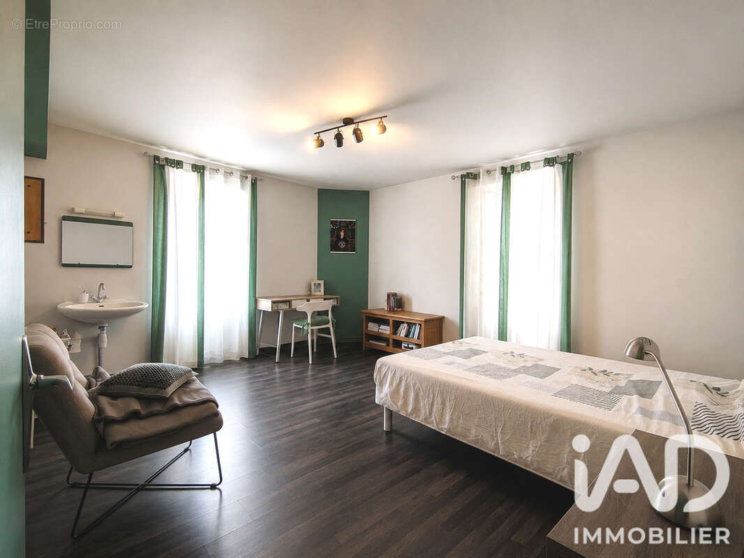Maison 208 m² à Reparsac  - photo 7