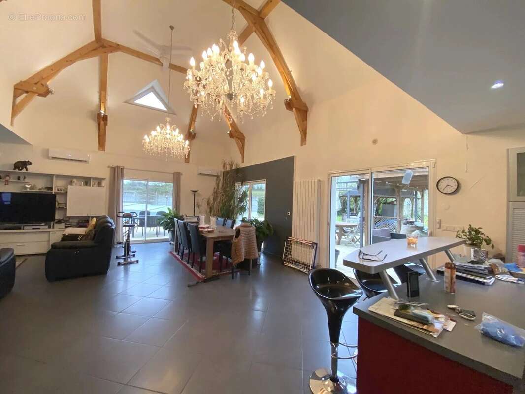 Maison à SAINT-PARIZE-LE-CHATEL