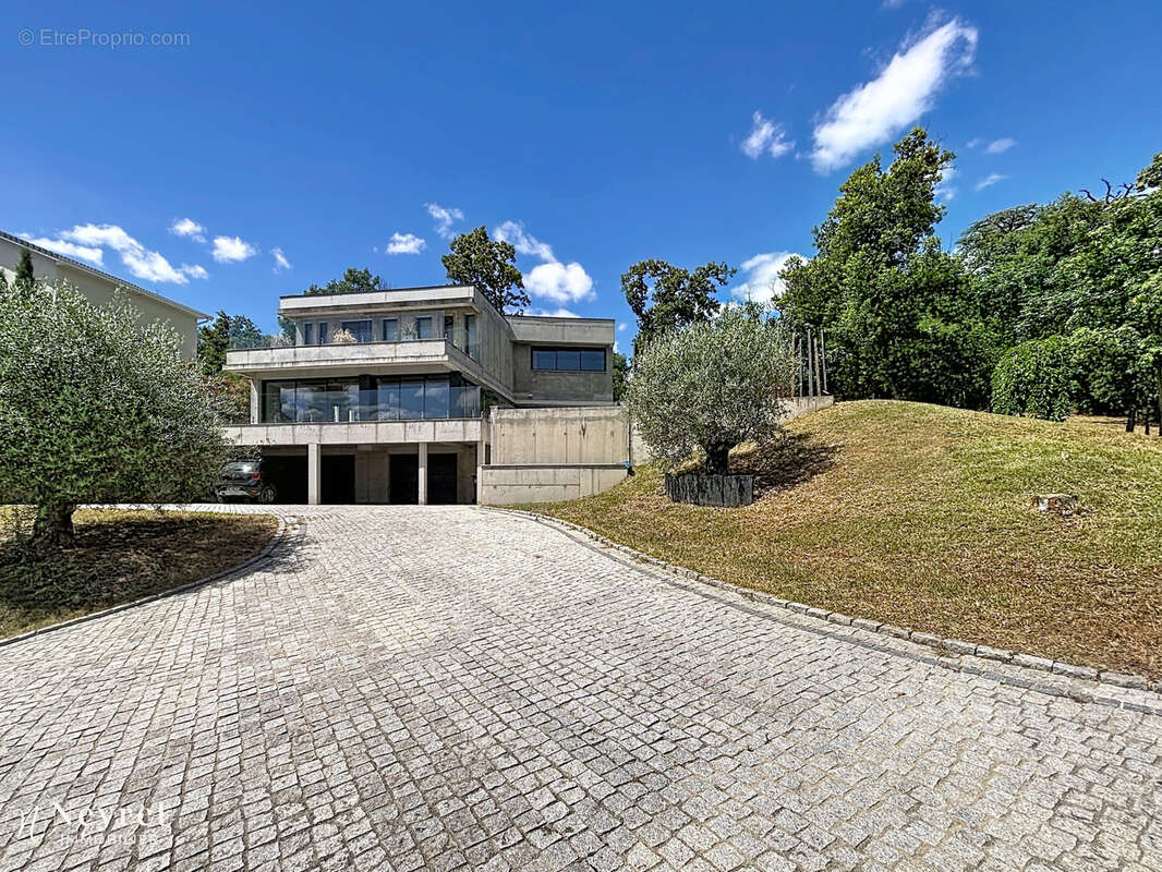 BIEN D'EXCEPTION!! Maison moderne de 228m2 habitables sur sous-sol complet terrain 3295m2 - photo 4