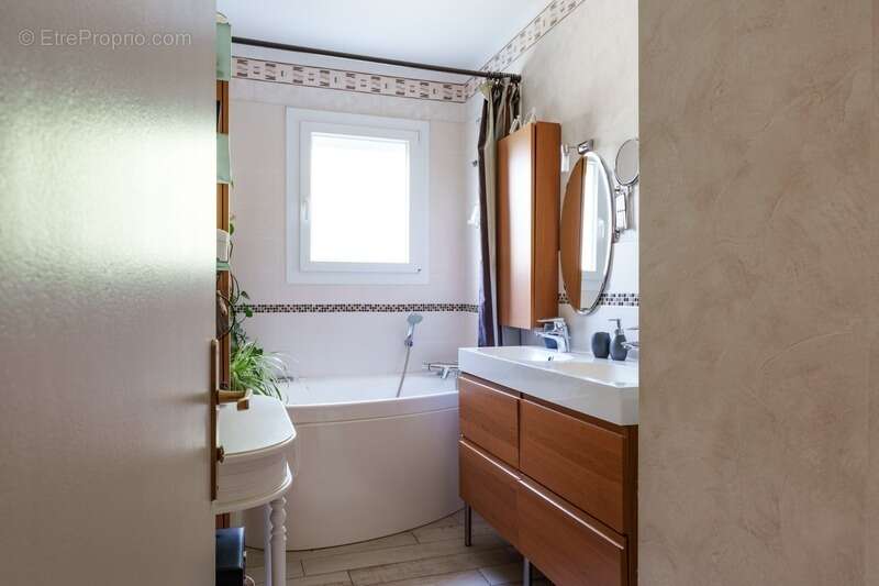 Maison à vendre 8 pièces SAINT CYR SUR LOIRE (37) - photo 8