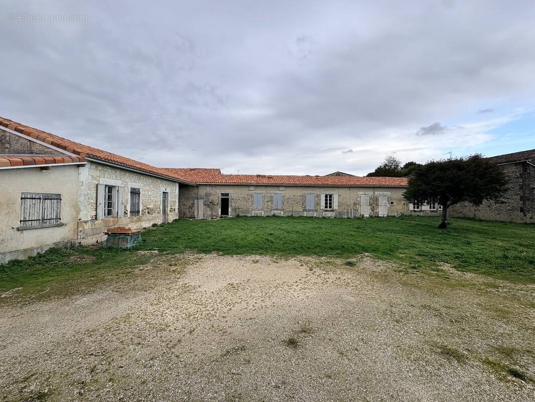 Maison à JUILLAC-LE-COQ