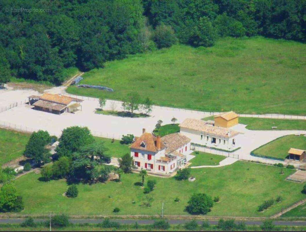 Maison à LA ROCHE-CHALAIS