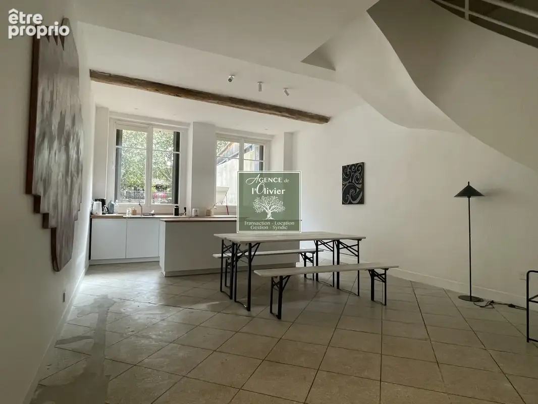 ARLES CENTRE VILLE - Maison de ville de 134 m2 rénovée avec terrasse - photo 3