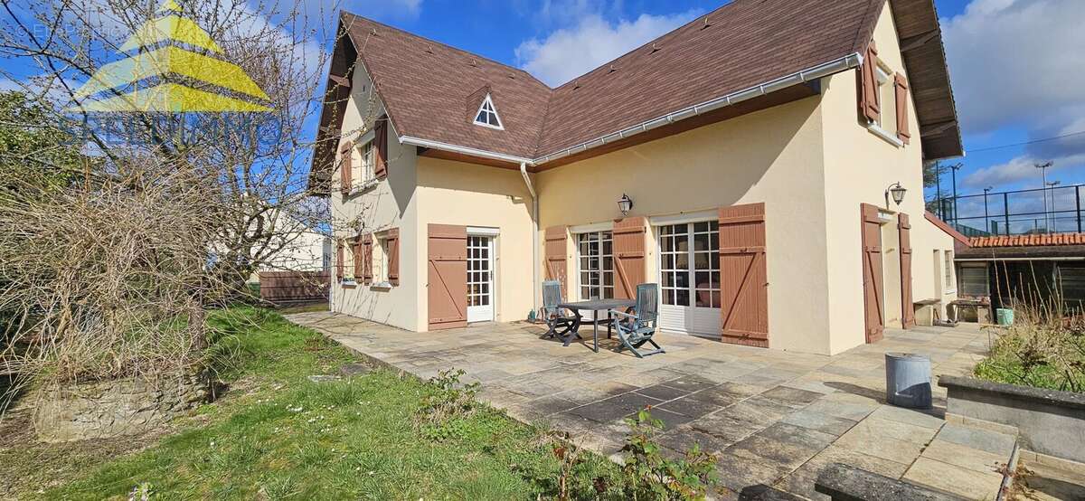 Maison à MANDRES-LES-ROSES