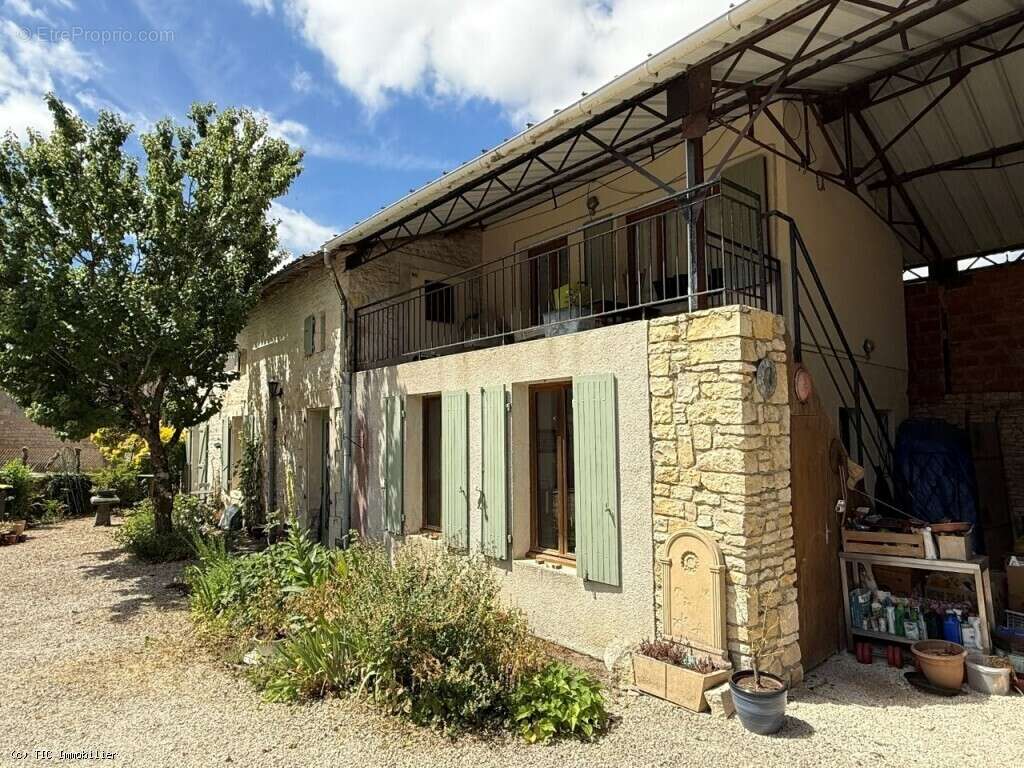 Maison de Caractère avec 5 Chambres Avec Terrain, 6 Minutes d'Aunac-Sur-Charente - photo 25