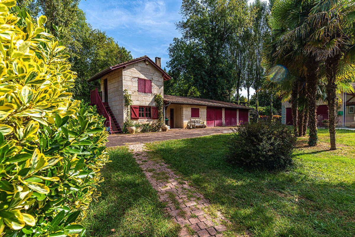 Maison de style basque alliant charme et élégance - photo 18