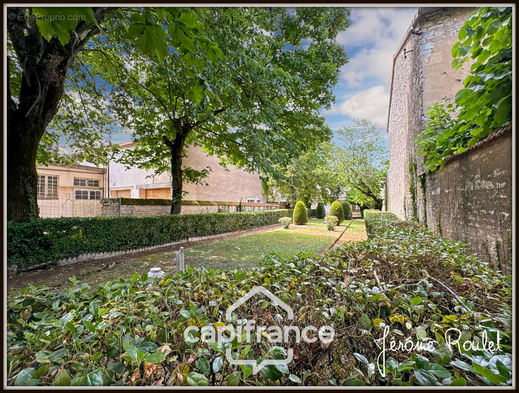 Hyper centre Neuville-de-Poitou – Maison de caractère 305 m² – Jardin, garages et fort potentiel - photo 28