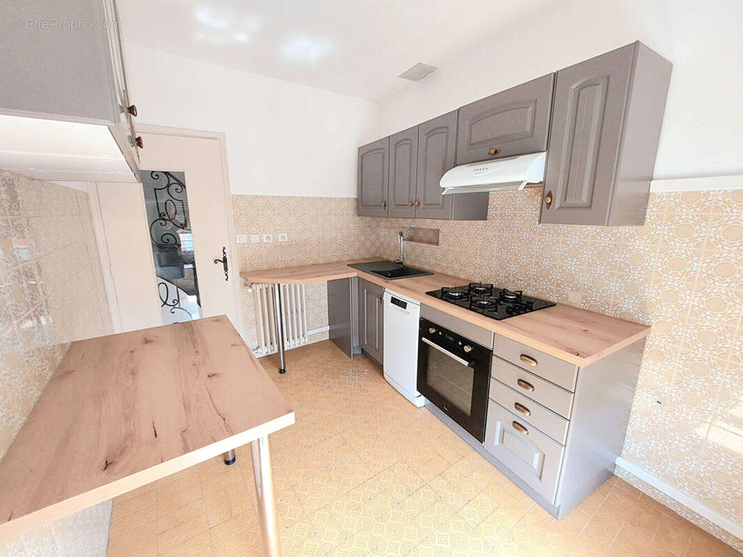 Immeuble Local commercial + appartement T5 rénové - photo 2