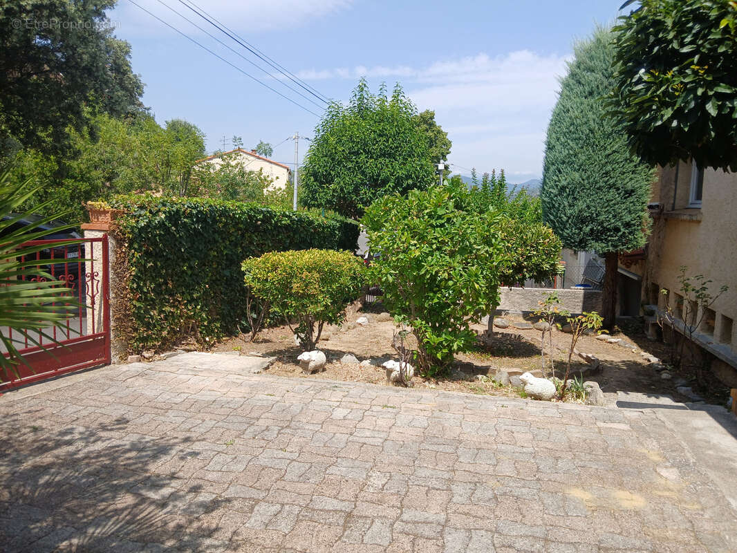 Villa sur 3 faces , 3 niveaux, 5 chambres , 2 bains, jardin , garage et parking. - photo 27