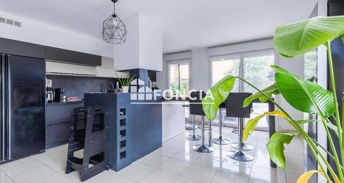 Et si votre prochain appartement vous offrait les prestations d’une maison ? Jardin, terrasses et piscine privée vous attendent - photo 7