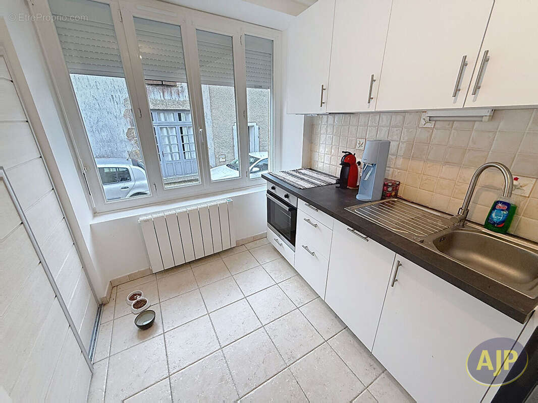 Maison à SAINT-MACAIRE-EN-MAUGES