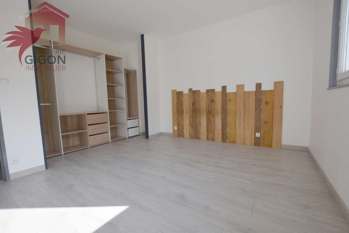SUPERBE APPARTEMENT F4 lumineux entièrement rénové.... donnant sur balcon avec vue dégagée... - photo 2