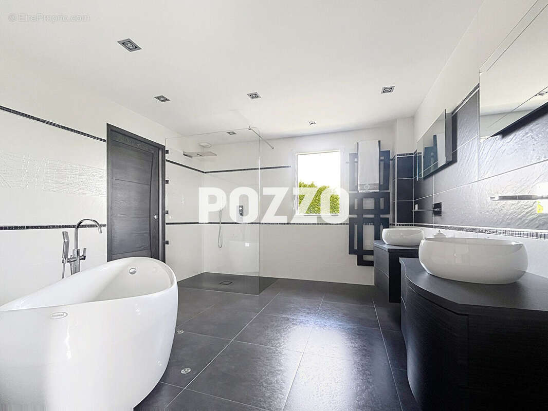 maison prestations de qualités F7 (250 m²) et terrain 1400m² Plage et commerces à pied - photo 14