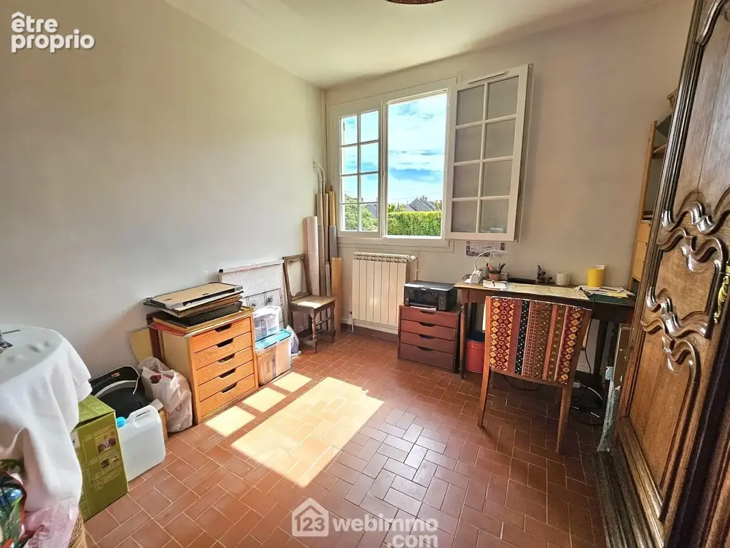 Une première chambre de 10 m² très lumineuse.