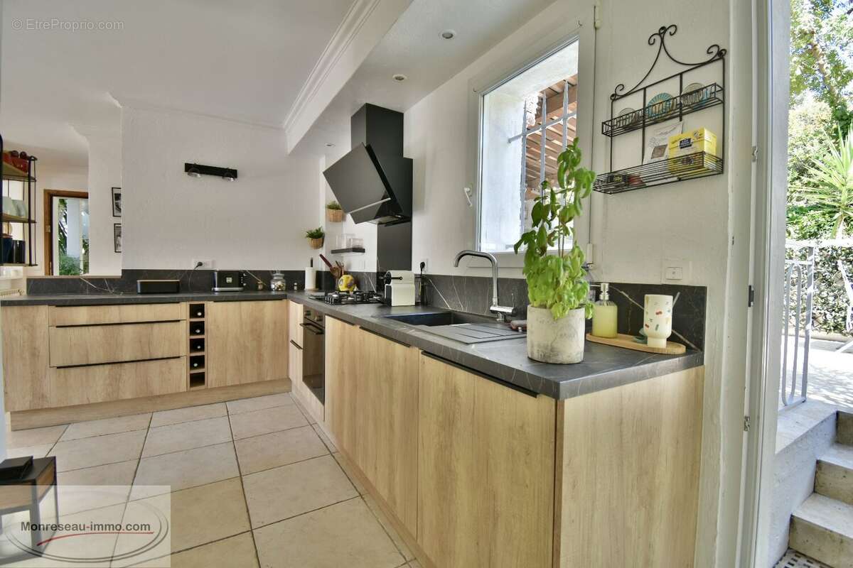 Maison à LA ROQUETTE-SUR-SIAGNE