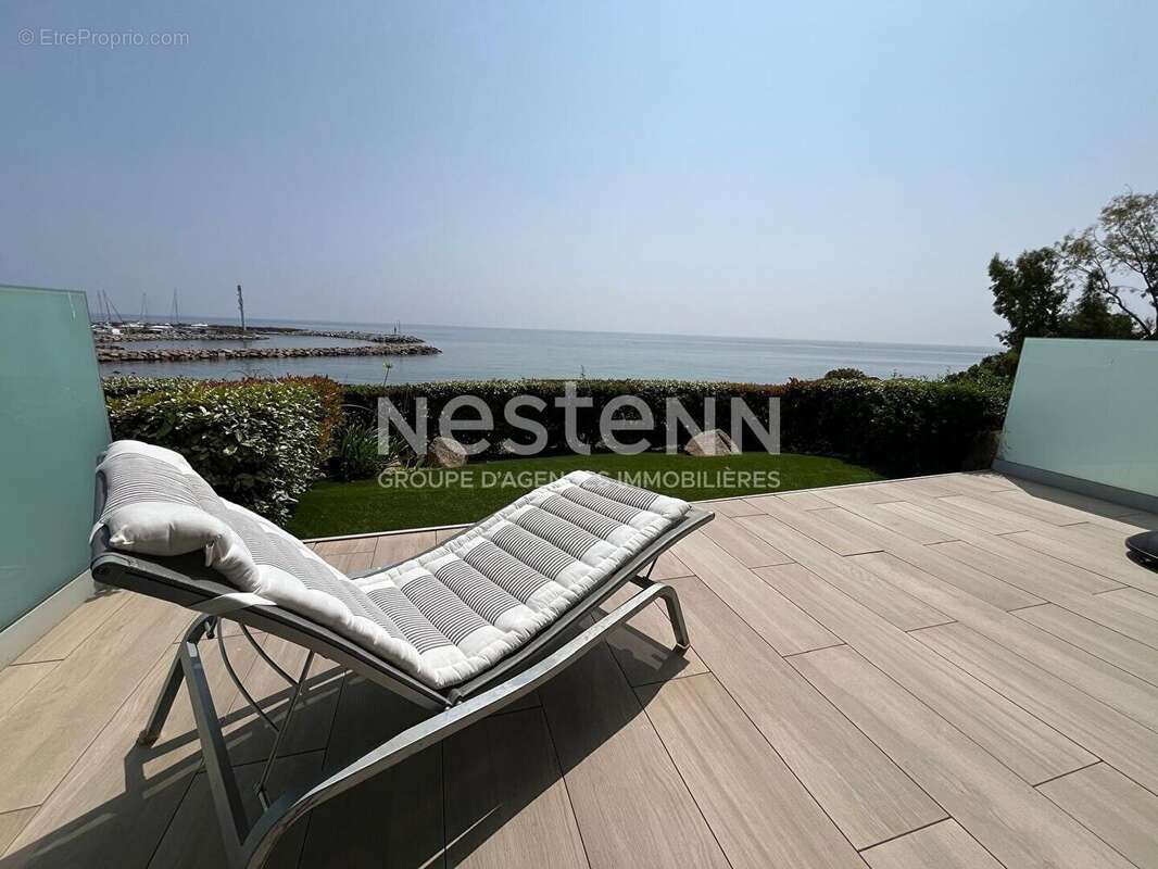 Appartement 3 pièces de 74 m2 situé en bordure de mer au centre du village, à l'entrée du port. - photo 10
