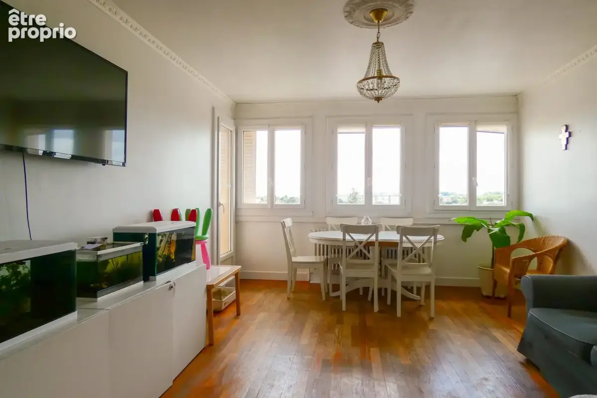 Pièce à vivre - Appartement à MEYZIEU