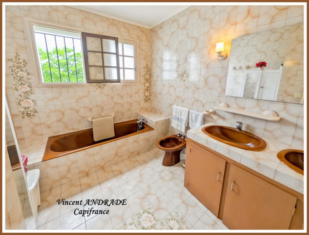 Maison traditionnelle 165 m² - 6 chambres - Sous-sol total 130 m² hauteur 2,42 m - Terrain 891 m² - photo 9
