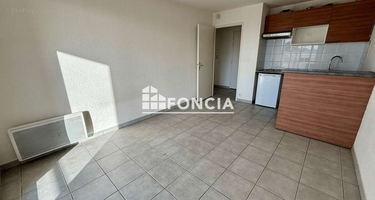 Dans résidence récente sécurisée avec gardienne, 2 pièces 33 m2 avec grand balcon + pkg en sous-sol, vendu libre de locataire - photo 3