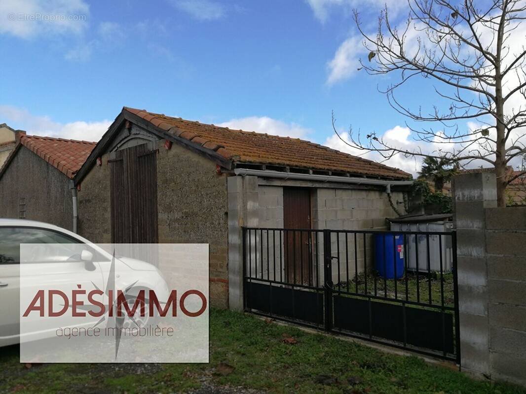 Parking à SAINT-SULPICE-SUR-LEZE