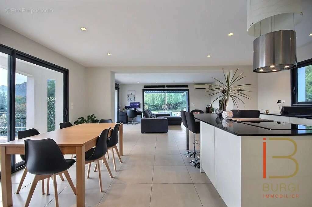 Maison à ROQUEBRUNE-SUR-ARGENS