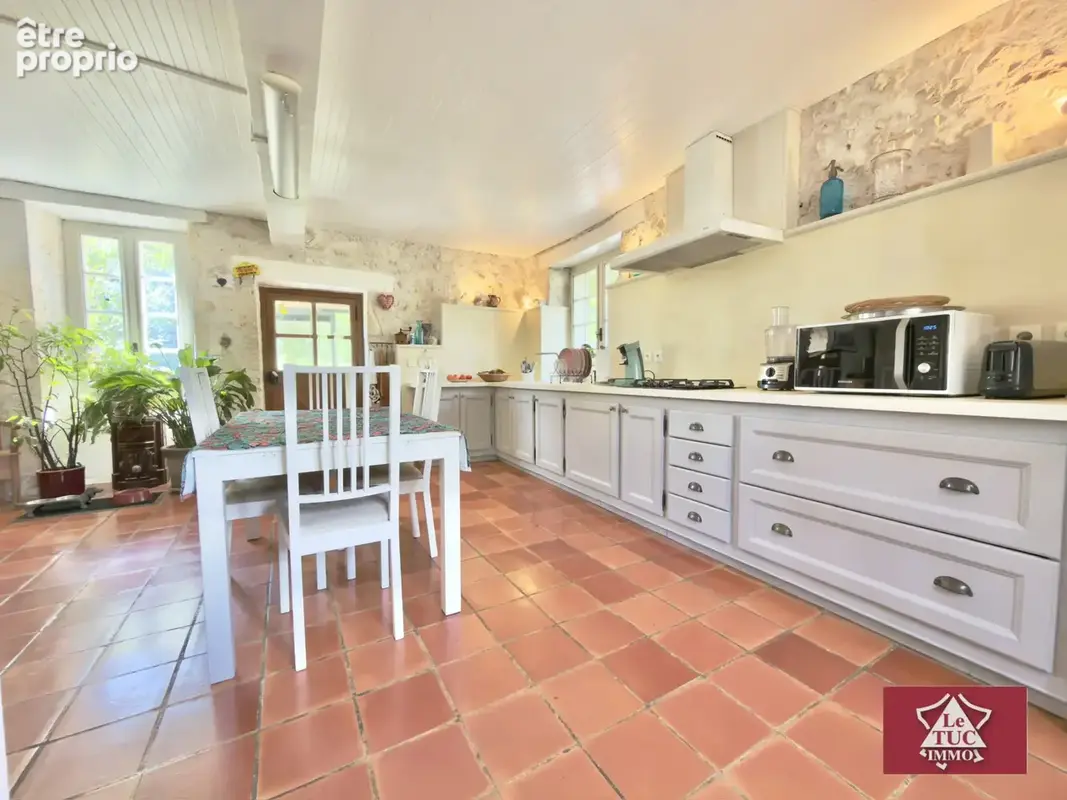 Maison en pierre avec garage, piscine et jardin. - photo 11