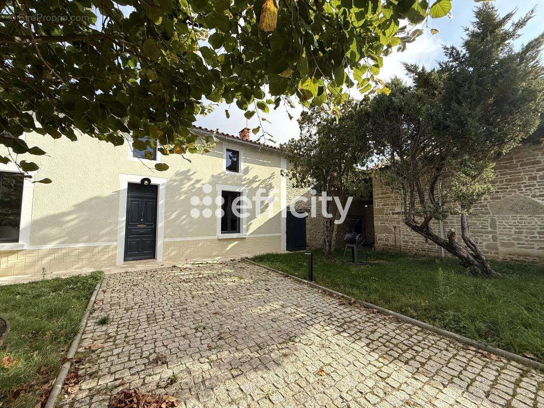 Maison à LA CHAPELLE-POUILLOUX