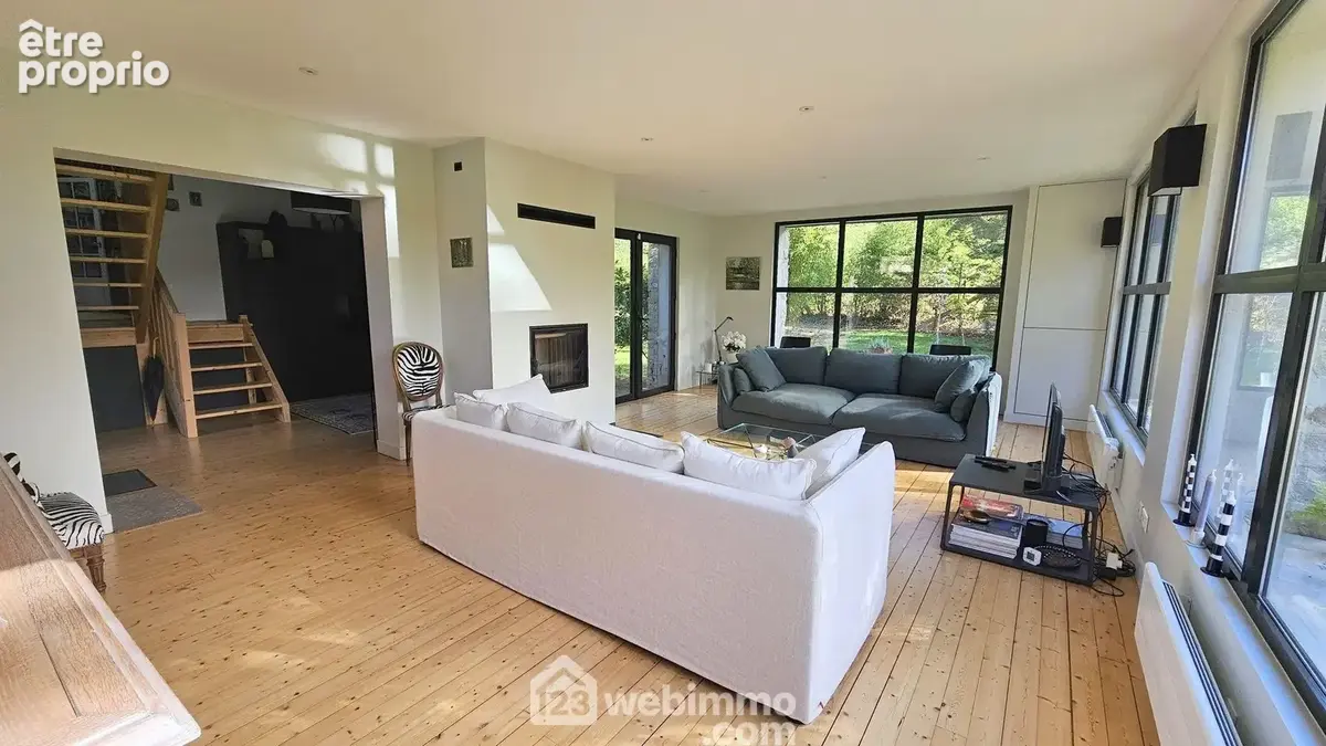 Un séjour de 36 m² avec un insert cheminée.