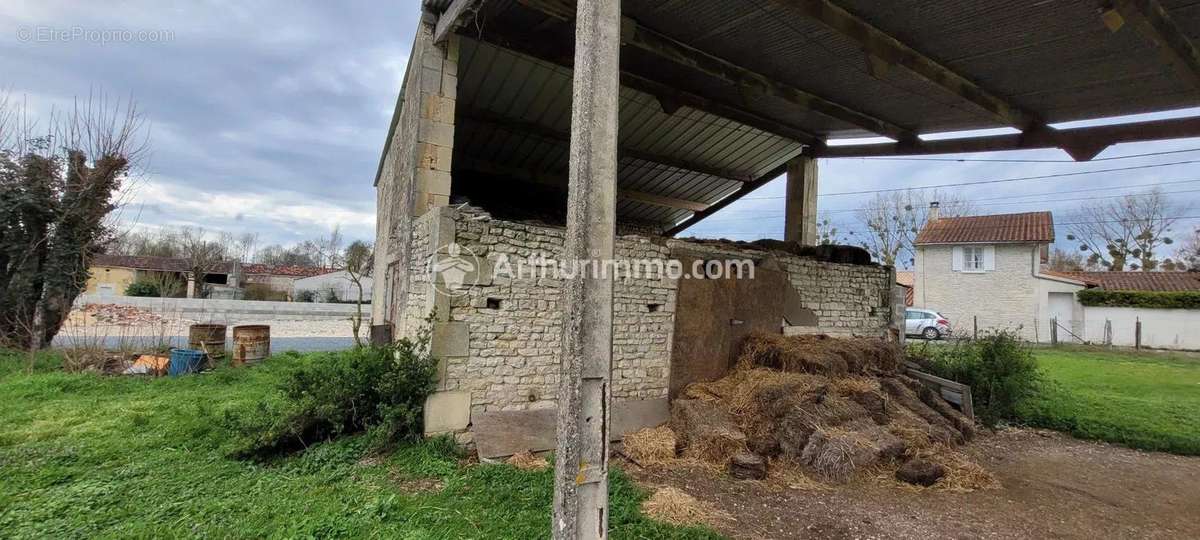 Terrain à ASNIERES-LA-GIRAUD