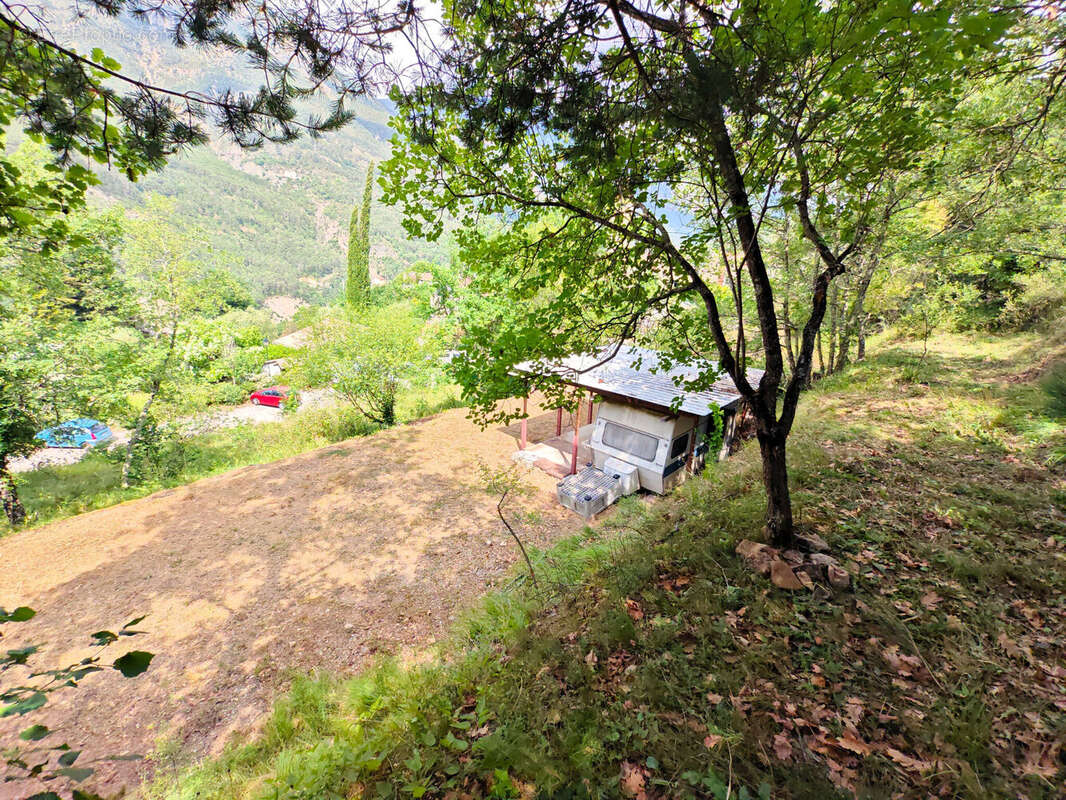 Terrain 1840 m² à La Tour  - photo 3