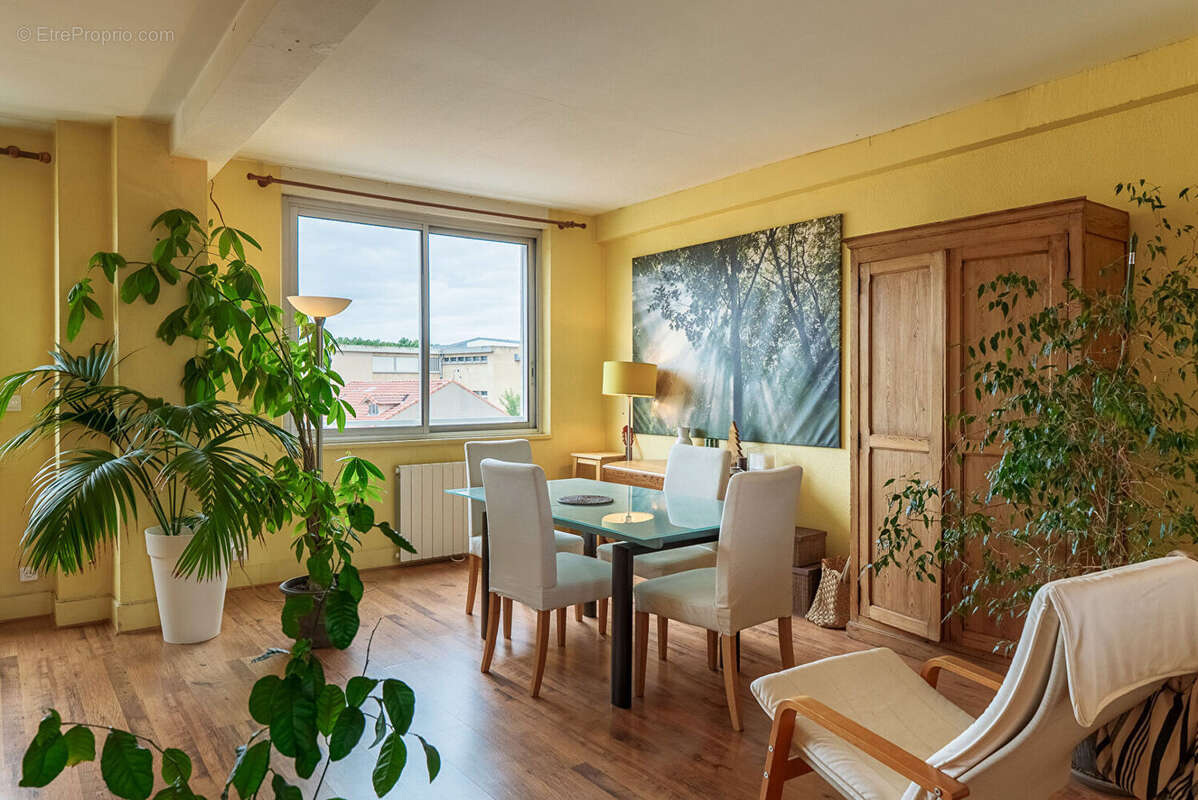 CARCASSONNE - PALAIS - GAMBETTA Appartement T3 99 m² avec vue Cité, cave et possibilité de garage - photo 3